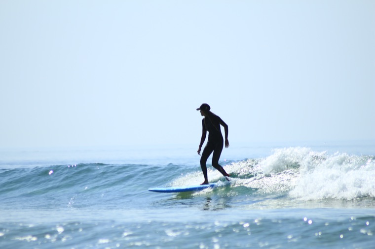 Anne-Cécile glides on a bright wave.