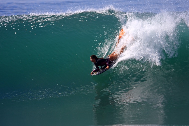Anne-Cécile making a turn on a wave.